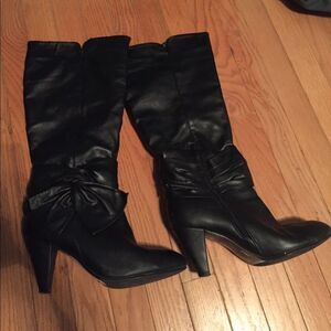Leather-like black boots with bows